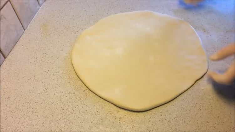 hogy készítsen tésztát a samsa-hoz, dobja ki a tésztát
