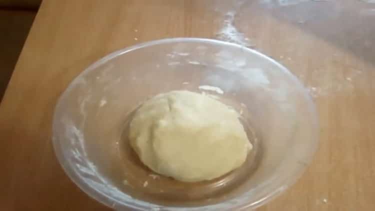 Um einen Teig für Pasteten zu machen, kneten Sie den Teig