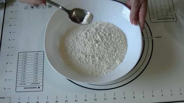 Sieben Sie das Mehl, um einen Schnelltest für Kefir vorzubereiten