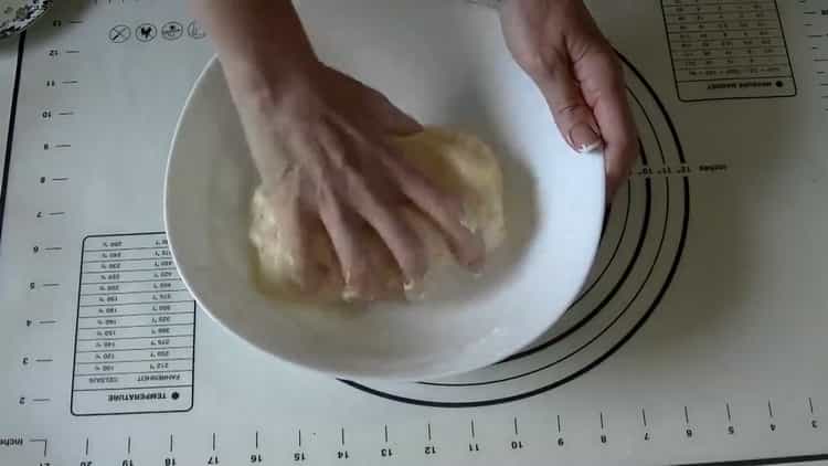Um einen schnellen Test auf Kefir vorzubereiten, kneten Sie den Teig