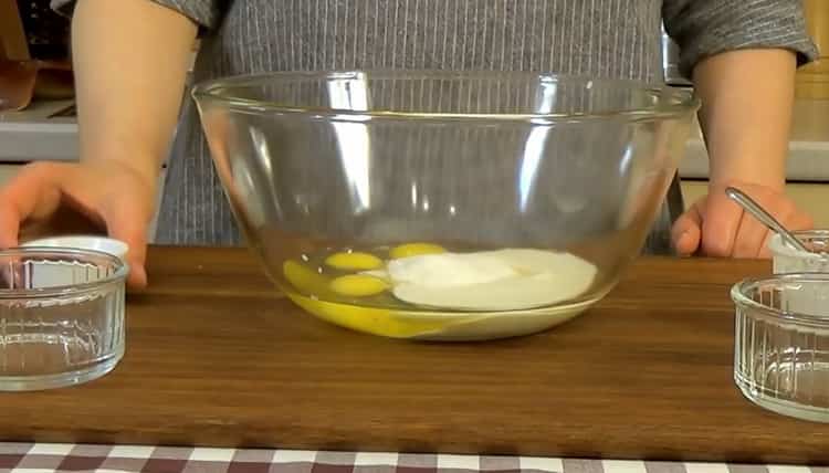 Για να κάνετε τη ζύμη σε ξινή κρέμα για πίτες, ανακατέψτε τα συστατικά