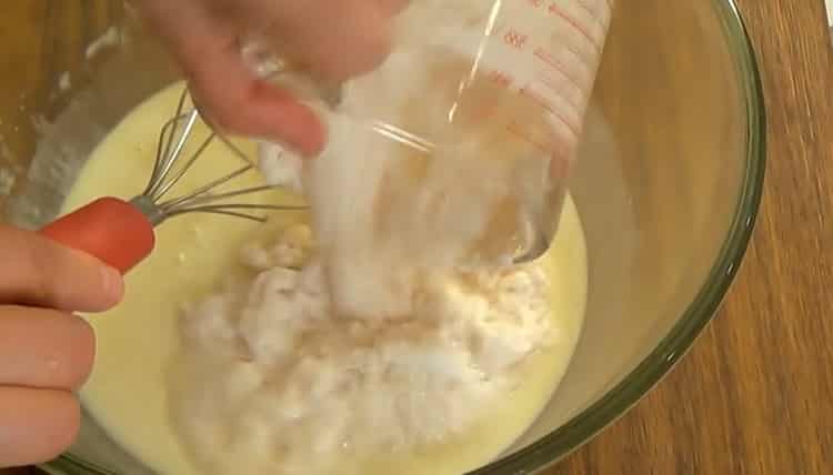 За да приготвите тестото върху заквасена сметана за пайове, пресейте брашното