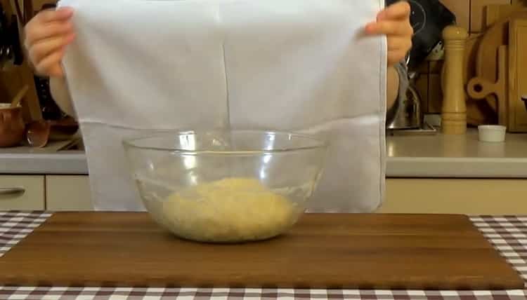 Um Teig auf saurer Sahne für Kuchen zu machen, kneten Sie den Teig