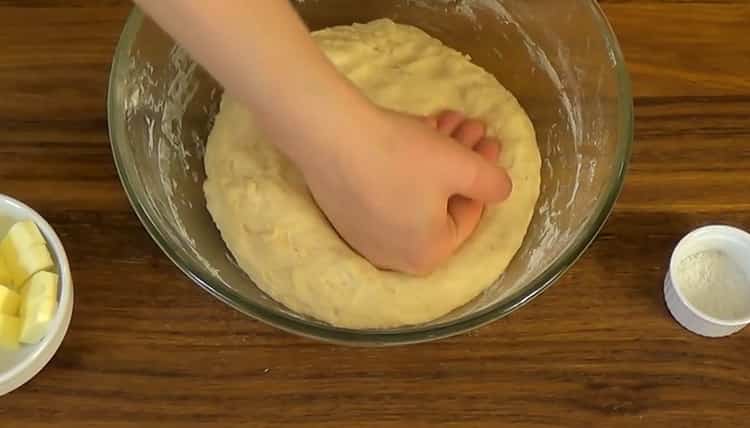 За да направите тесто върху заквасена сметана за пай, омесете тестото