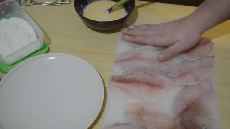 Per preparare la tilapia, salare il pesce