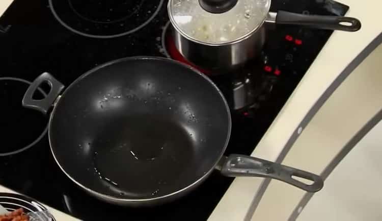 Per preparare la salsa di pomodoro spaghetti, preparare gli ingredienti