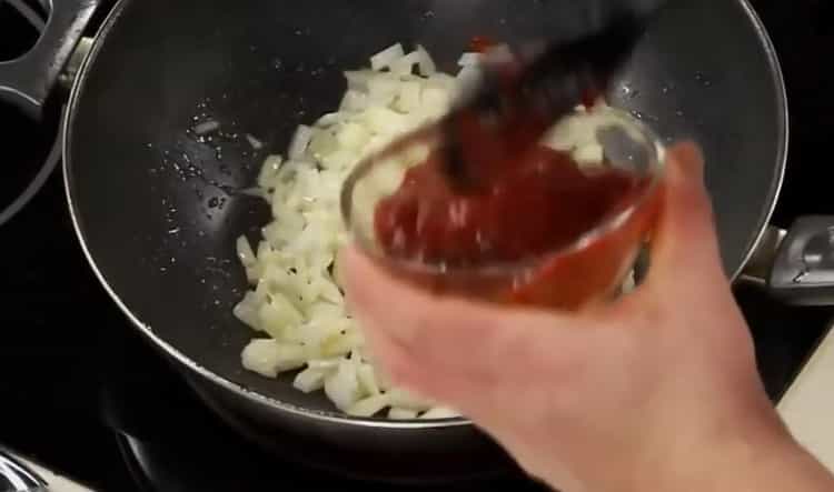 Για να προετοιμάσετε σάλτσα ντομάτας για σπαγγέτι, ετοιμάστε την πάστα ντομάτας
