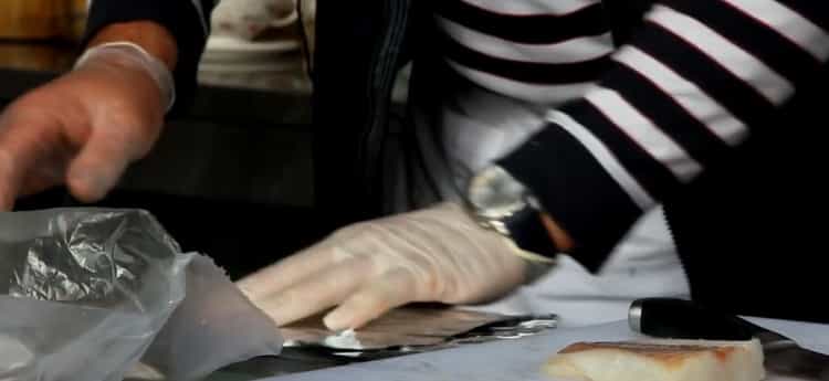 Um Kabeljau in Folie im Ofen zuzubereiten, bereiten Sie die notwendige Ausrüstung vor