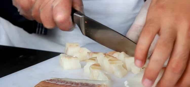 Um Kabeljau in Folie im Ofen zuzubereiten, schneiden Sie den Fisch