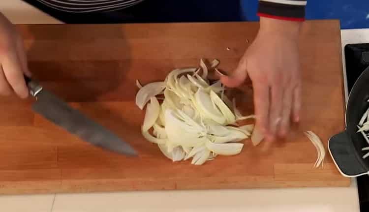 Norėdami paruošti menkę po marinatą, supjaustykite svogūną