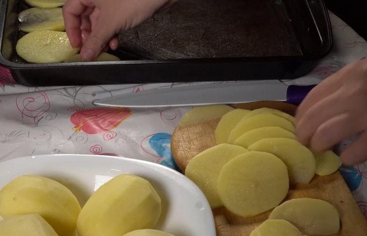 Norėdami paruošti menkę su bulvėmis orkaitėje, paruoškite kepimo skardą
