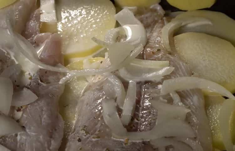 لتحضير سمك القد مع البطاطس في الفرن ، صب الكريم في المكونات