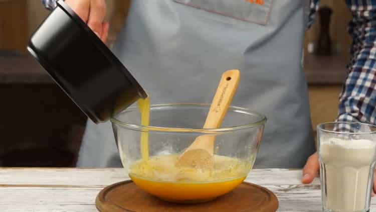 Σύμφωνα με τη συνταγή, συνδυάστε τα συστατικά για να φτιάξετε τους σωλήνες στο σίδερο βάφλας