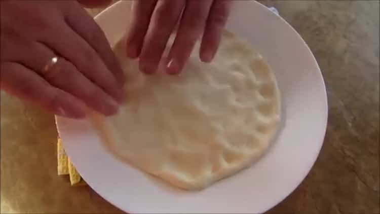 Stendi la pasta per fare le torte turche
