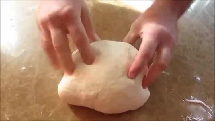 Machen Sie einen Teig, um türkische Tortillas zu machen