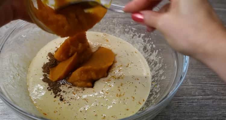 За да направите тиквена торта, добавете тиква в тестото