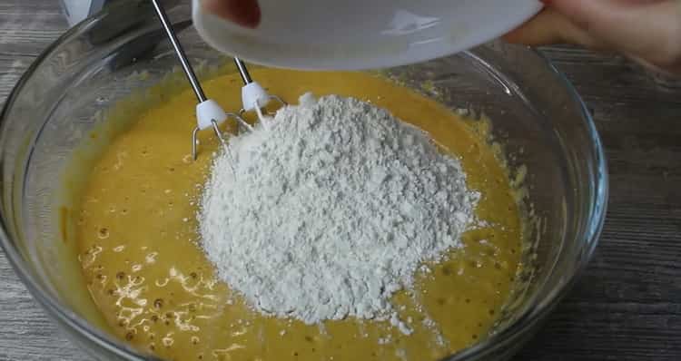 Пресейте брашно, за да направите тиквена торта