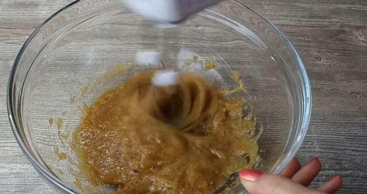 Ανακατέψτε τα συστατικά για να φτιάξετε το muffin κολοκύθας