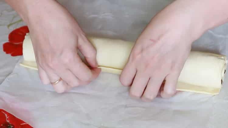 Per preparare le lumache di pasta sfoglia, stendere un rotolo