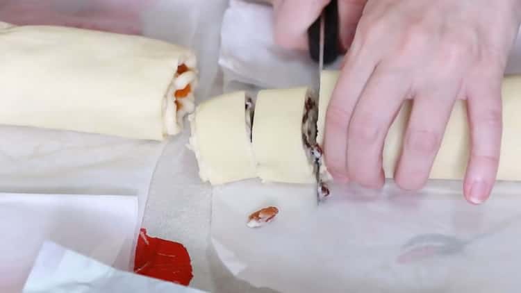Για να φτιάξετε σαλιγκάρια ζαχαροπλαστικής, κόψτε το ρολό