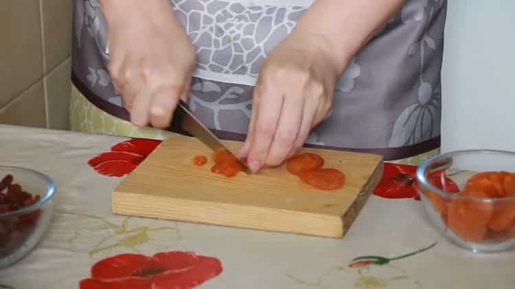 Um Schnecken aus Blätterteig zuzubereiten, schneiden Sie getrocknete Aprikosen