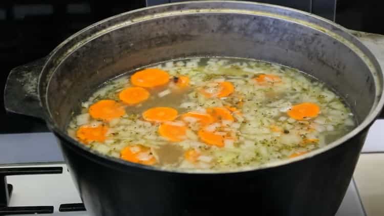 Kombinieren Sie die Zutaten für die Brühe, um Lachssuppe zu machen