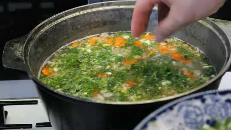 Um Lachssuppe zuzubereiten, geben Sie Gemüse in die Brühe