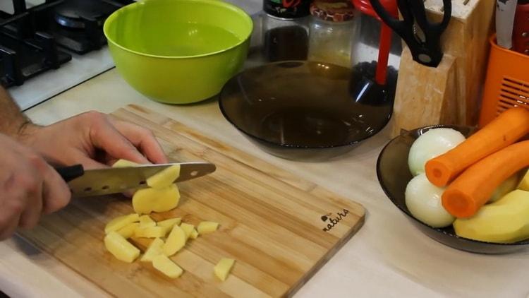 За да направите супа от сьомга, нарежете картофите