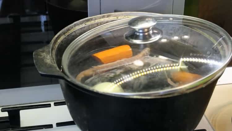 За да направите супа от сьомга, гответе бульона с риба и зеленчуци