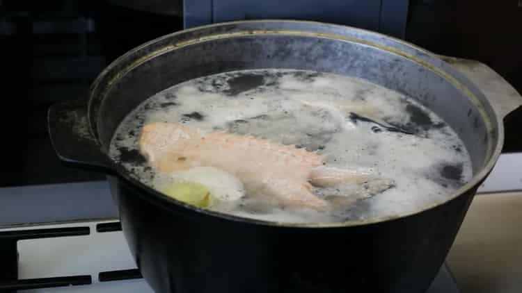 Bereiten Sie die Zutaten vor, um eine Lachssuppe zuzubereiten