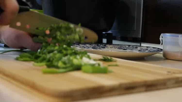 Pro výrobu lososové polévky nakrájejte cibuli