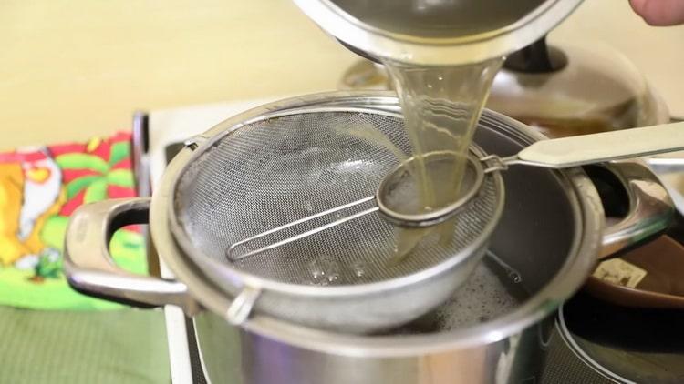Per preparare la zuppa di pesce di bottino, filtrare il brodo