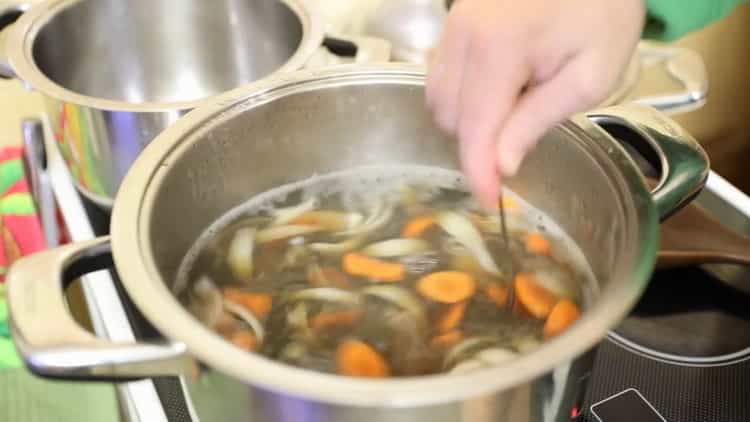 Fügen Sie Gewürze für Quappen-Suppe hinzu