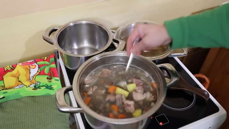 Aggiungi le patate per preparare la zuppa di bottatrice