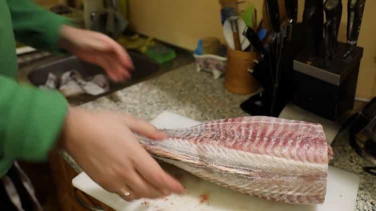 Um Fischsuppe aus Quappe zu kochen, schneiden Sie den Fisch