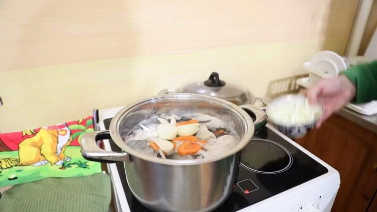 Προσθέστε τα λαχανικά στη σούπα
