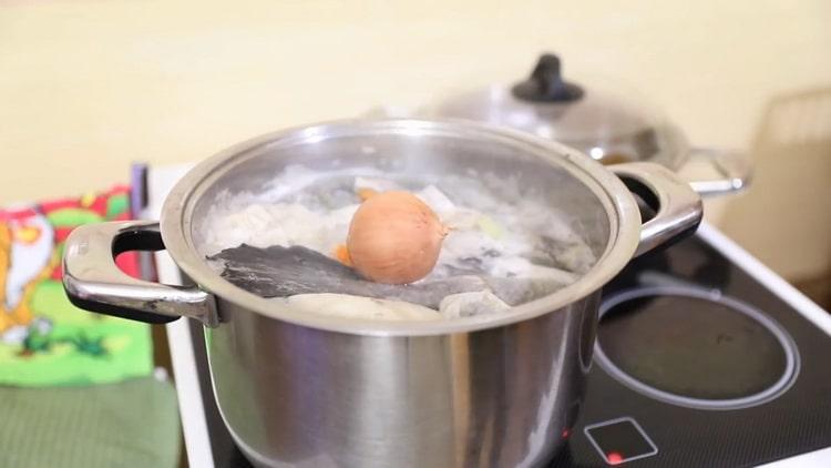 Aggiungi le cipolle per preparare la zuppa di bottatrice