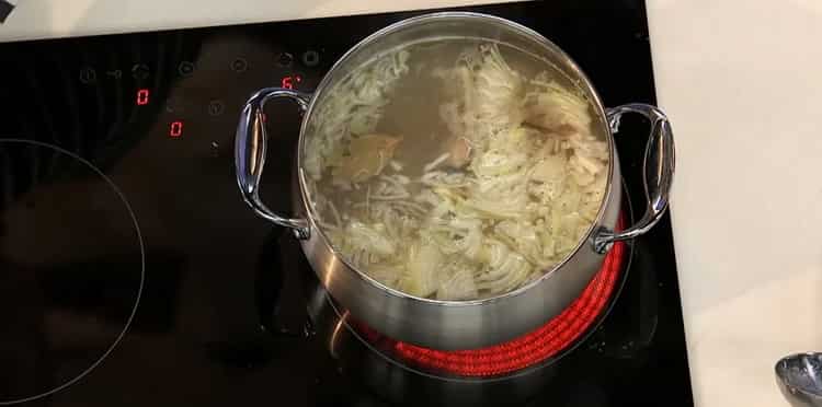 Για να προετοιμάσετε τη σούπα ψαριών στερλίνα, βάλτε τα λαχανικά στο ζωμό