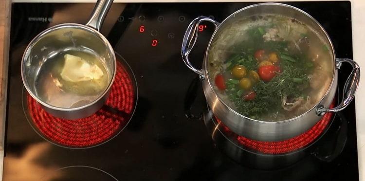 Για να προετοιμάσετε τη σούπα ψαριού στερλίνα, βάλτε τα συστατικά στο ζωμό