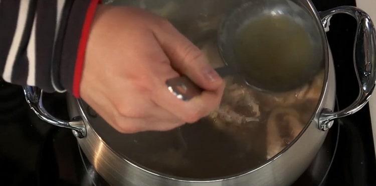 Per preparare la zuppa di pesce sterlet, rimuovere la schiuma
