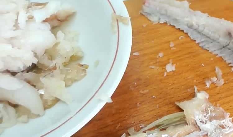Per cucinare il pesce persico ripieno, pelare le ossa