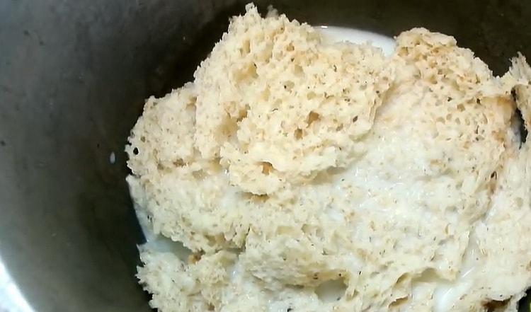 Täytetyn kupan valmistamiseksi liota leipä maitoon
