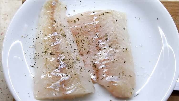 Zum Garen des Zanderfilets im Ofen den Fisch mit Gewürzen bestreuen