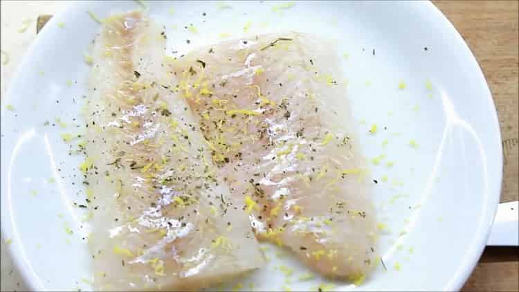 Um das Zanderfilet im Ofen zuzubereiten, bestreuen Sie den Fisch mit Eifer
