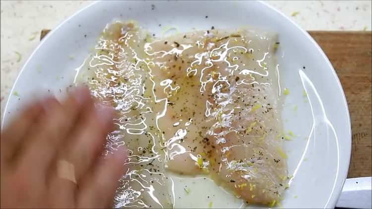 Um das Zanderfilet im Ofen zuzubereiten, gießen Sie Fischöl ein