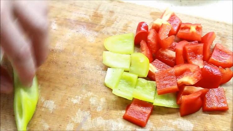 Για να προετοιμάσετε το φιλέτο της καραβίδας στο φούρνο, ψιλοκόψτε το πιπέρι