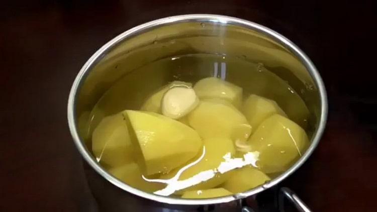 Fai bollire le purè di patate per cucinare tortillas finlandesi
