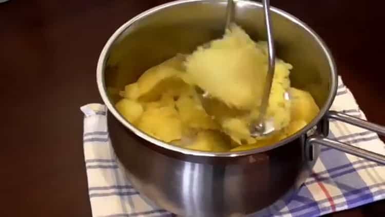 Pro šťouchané koláče připravte šťouchané brambory