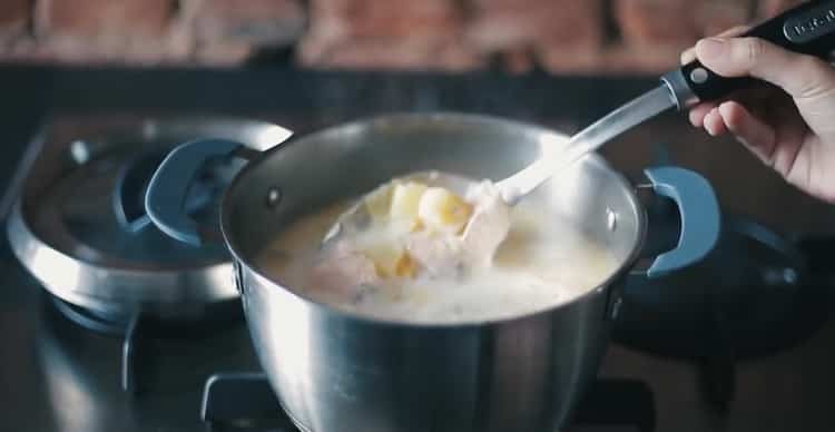 За да направите финландска супа от сьомга, смесете съставките в тенджера.