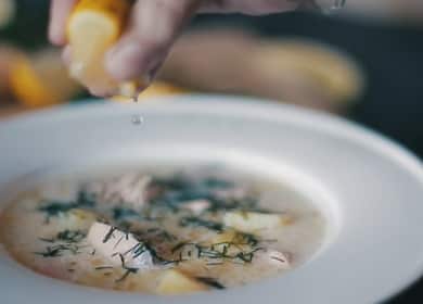 Famosa zuppa finlandese di salmone e crema